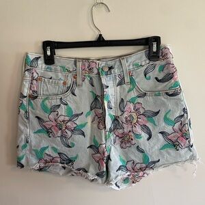 Floral Levi’s shorts